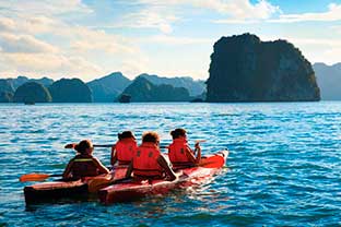 Ire ne kayak por la bahía de Halong
